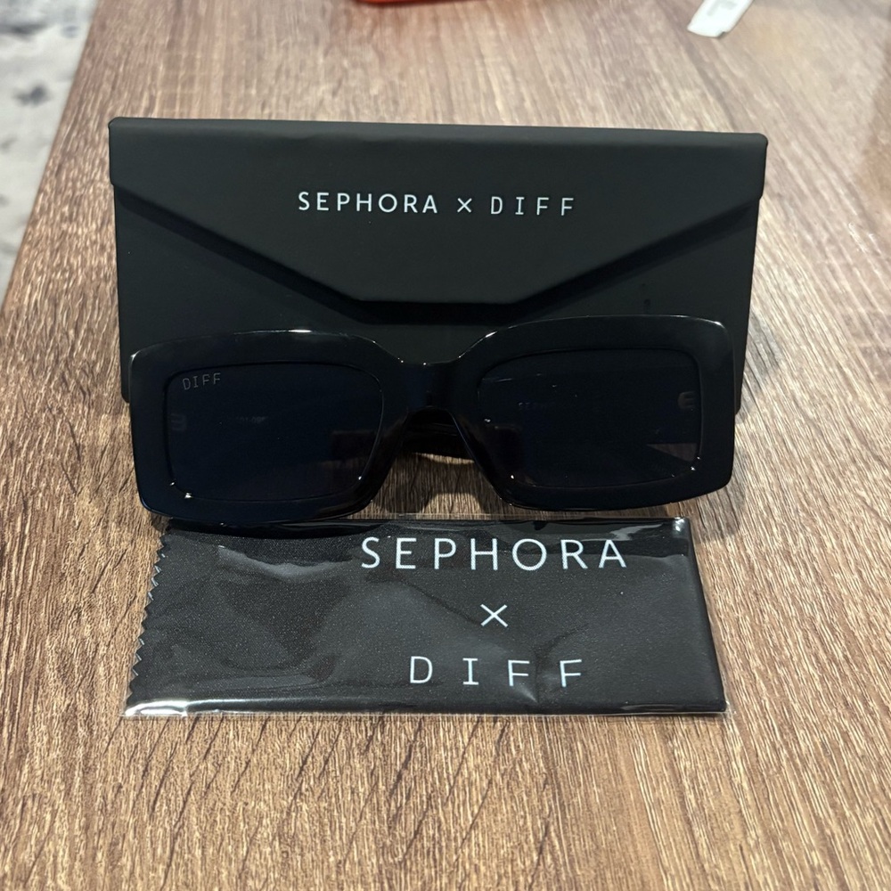 Sephora x DIFF Black Rectangular Sunglasses - Picture 2 of 3
